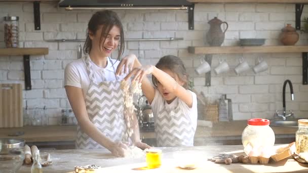 Dos Tamiz Divirtiéndose Cocina Niña Pequeña Vertiendo Harina Mesa Cocina — Vídeos de Stock