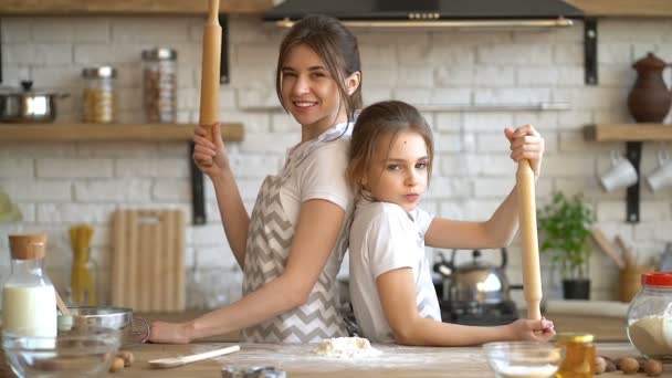 Dos Hermanas Madre Hija Divirtiéndose Bromeando Posando Con Alfileres Cocina — Vídeos de Stock