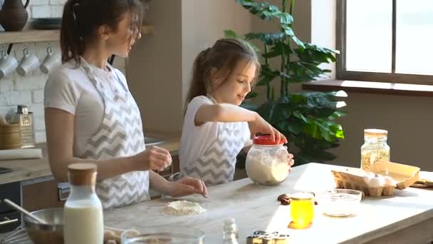 Duas Irmãs Mãe Filha Cozinhando Juntas Uma Miúda Despejar Farinha — Vídeo de Stock