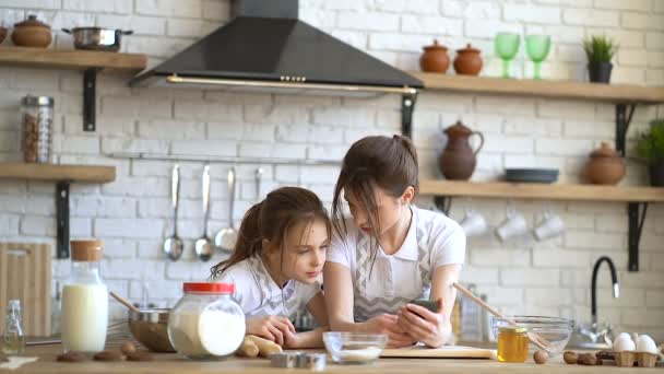 Dos Hermanas Buscando Receta Teléfono Inteligente Jugueteando Ingredientes Antes Cocinar — Vídeos de Stock