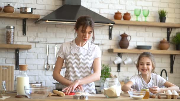 Enquanto Irmã Mais Velha Está Cozinhando Brincando Mais Jovem Escondendo — Vídeo de Stock