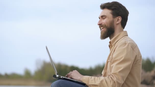 Retrato Feliz Sorrindo Freelance Homem Com Laptop Ouydoors — Vídeo de Stock