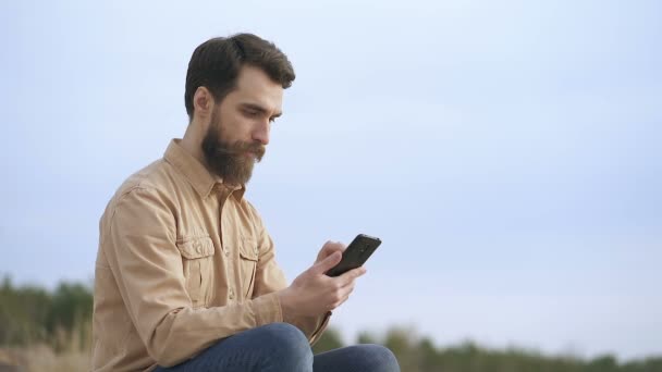 Vuxen Skägg Man Med Smartphone Utomhus Hålla Smartphone Titta Den — Stockvideo