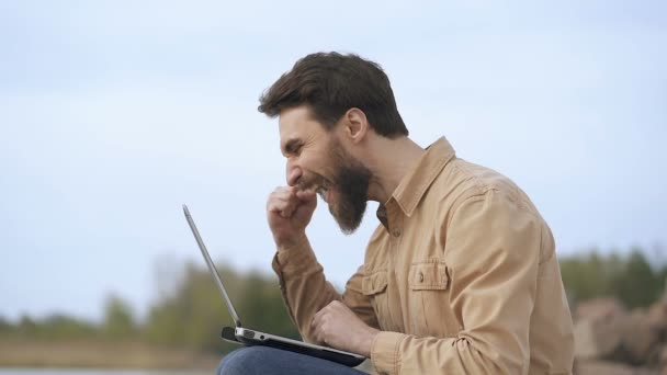 Portrait Barba Hombre Freelancing Aire Libre Mirando Portátil Ver Buenas — Vídeos de Stock