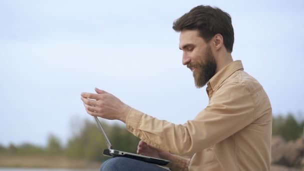 Homem Freelance Trabalhar Livre Fechar Laptop Após Bom Trabalho — Vídeo de Stock