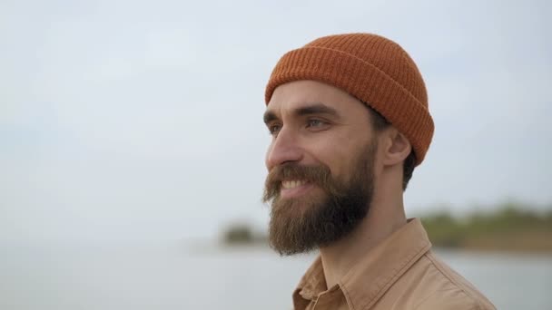 Bonito Barba Homem Desfrutando Bom Dia Livre Perto Mar Beber — Vídeo de Stock