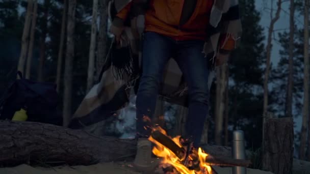 男人试图坐在热篝火附近 慢动作 — 图库视频影像