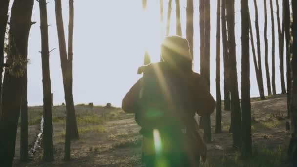 Hombre Adulto Con Bacpack Caminando Por Bosque Hasta Orilla Del — Vídeos de Stock