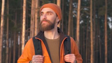 Aktif yaşam tarzı adam outddors portresi. Doğanın tadını çıkarmak ve etrafa bakmak. Arka planda Woods.