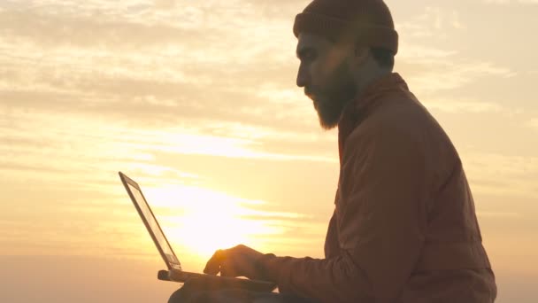 Freelacer Trabajando Aire Libre Sentado Playa Durante Tiempo Susnet — Vídeos de Stock