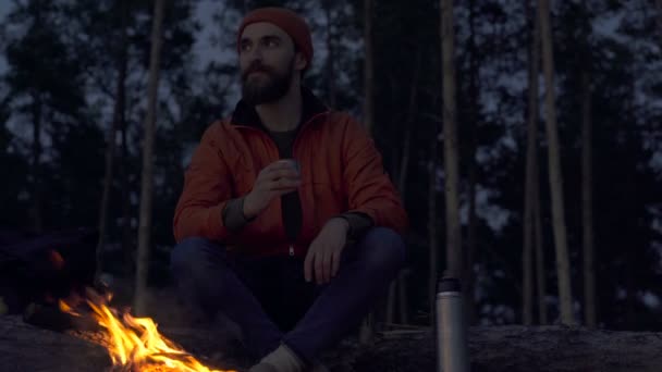 Şenlik Ateşinin Yanında Oturan Çay Içen Adam Gece Saati — Stok video