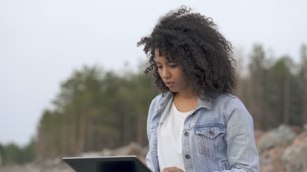 Portret Van Afro Amerikaanse Vrouw Freelacing Werken Met Nonebook Buiten — Stockvideo