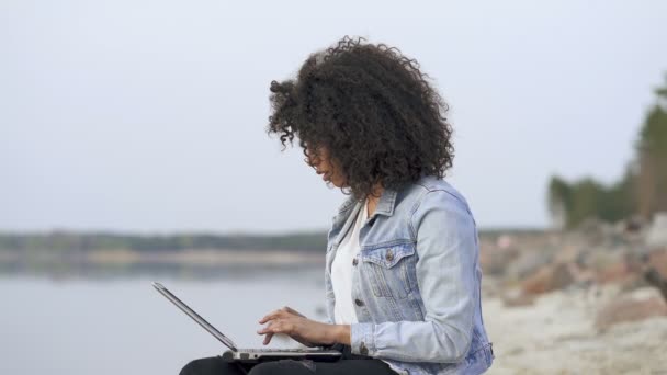 Afroamerikansk Ung Kvinde Der Arbejder Udenfor Skriver Den Bærbare Computer – Stock-video