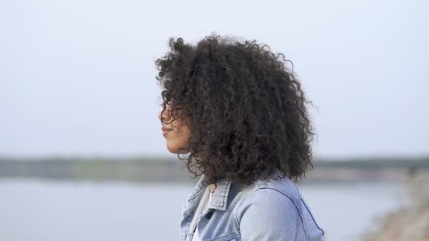 Doğadaki Afro Amerikalı Kadının Yakın Portresi Göl Kenarında Oturmak Dinlenmek — Stok video