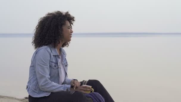 Uma Mulher Afro Americana Positiva Feliz Livre Sitiing Perto Lago — Vídeo de Stock