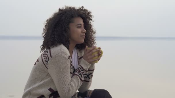 Кудрявые Волосы Афро Американка Сидит Моря Наслаждаясь Хороший День Пить — стоковое видео