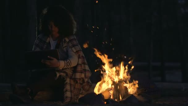 Mulher Afro Americana Sentada Com Laptop Perto Lareira Trabalho Distância — Vídeo de Stock