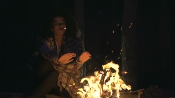 Ung Afro Amerikansk Kvinde Sidder Nær Brænde Varme Hænder – Stock-video