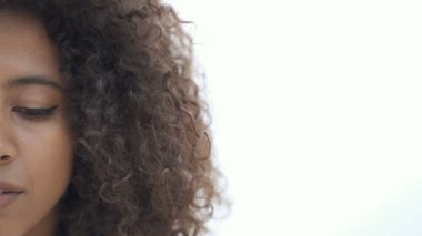 Afro Amerikalı kadının yarı yüz portresi dışarıda. Duygusal değil. Kameraya bakmak.