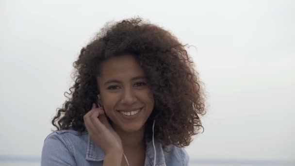 Porträtt Afro Amerikansk Kvinna Lyssnar Musik Utomhus — Stockvideo