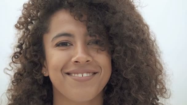 Портрет Афро Американской Женщины Улице Сдувая Волосы Улыбаясь — стоковое видео
