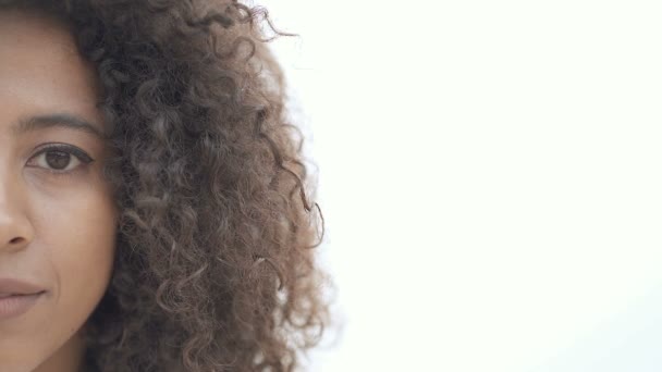 Media Cara Retrato Mujer Afroamericana Aire Libre Mirando Cámara Sonriendo — Vídeo de stock