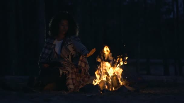 Молода Американка Африканського Походження Сидить Біля Каміна Одягнена Пластик Огрівання — стокове відео