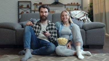 Gülen mutlu çift gülerek ve Tv'de komedi izlerken..