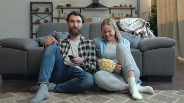Junges Paar Lacht Und Schaut Komödie Fernsehen — Stockvideo