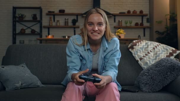 Mujer Rubia Feliz Jugando Videojuegos Sentado Sofá Casa Disfrutando Noche — Vídeo de stock