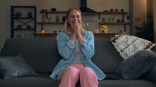 Ładna Młoda Kobieta Siedzi Kanapie Domu Śmiać Się Pozytywne Emocje — Wideo stockowe