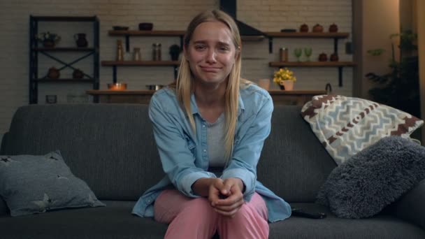 Jonge Blonde Vrouw Zittend Bank Kijkend Naar Een Komedie Film — Stockvideo