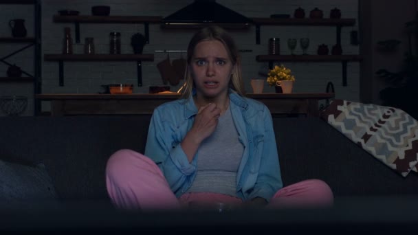 Wanita Pirang Muda Duduk Sofa Rumah Dan Menonton Film Horor — Stok Video