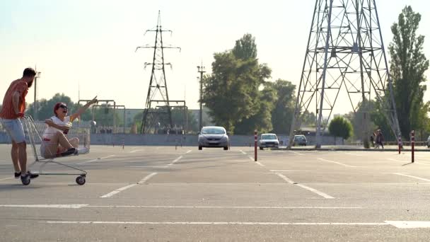 Jong Stel Met Plezier Paardrijden Supermarkt Kar Stoppen Bij Het — Stockvideo