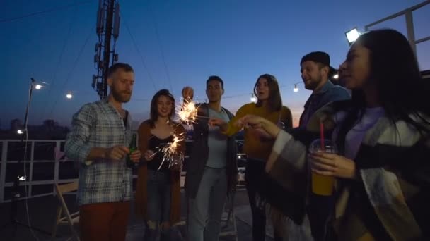 Groep Vrienden Het Dakfeest Het Vasthouden Van Sterretjes Zwaaiende Hen — Stockvideo