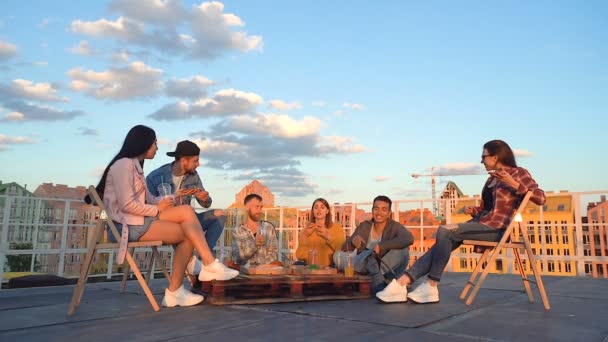 Gruppe Von Freunden Die Zeit Miteinander Verbringen Auf Dem Dach — Stockvideo