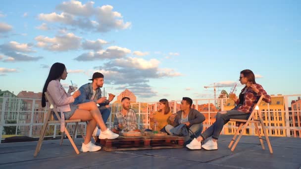 Çatıda Oturan Altı Arkadaştan Oluşan Bir Grup Konuşuyorlar Gülümsüyorlar Pizza — Stok video