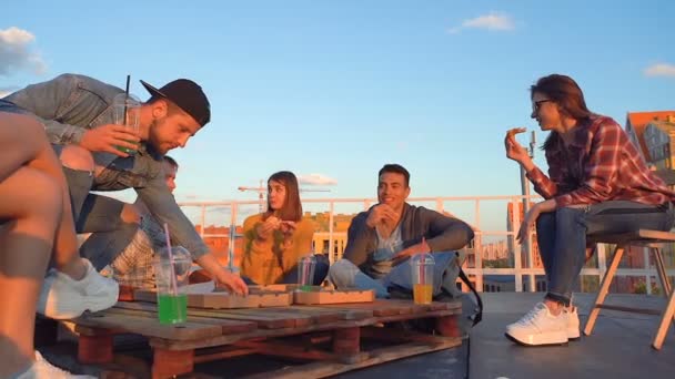 Thre Çatı Partisinde Birlikte Vakit Geçiren Arkadaşlar Pizza Yemek Konuşmak — Stok video