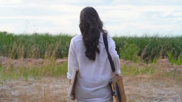 Mujer Asiática Joven Caminando Con Cuaderno Bocetos Aire Libre Vista — Vídeo de stock