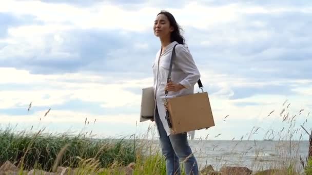 Asiática Artista Mujer Pie Cerca Del Lago Mirando Lado — Vídeos de Stock