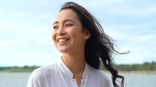 屋外で幸せなアジアの女性の肖像画 脇を見て 微笑み カメラを見て — ストック動画
