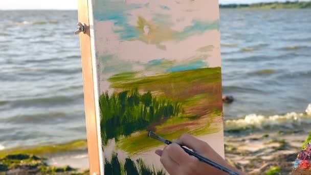 Vrouwelijke Hand Schilderij Landschap Close — Stockvideo
