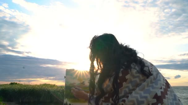 Молодая Женщина Рисует Озера Закате Вид Сзади Портативный Выстрел — стоковое видео