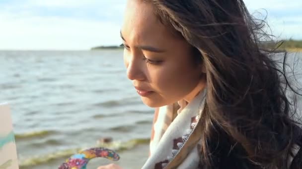 Portrait Beatiful Asian Woman Painting Outdoors Sea Handheld Shot — Stock Video