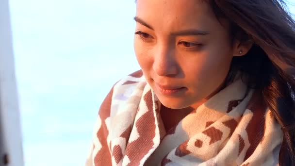 亚洲女子绘画的特写肖像 脸上的日落光 — 图库视频影像