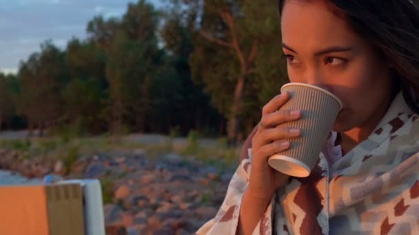 Πορτραίτο Της Ασίας Γυναίκα Πίνοντας Καφέ Χαμογελώντας Και Κοιτάζοντας Αποτέλεσμα — Αρχείο Βίντεο