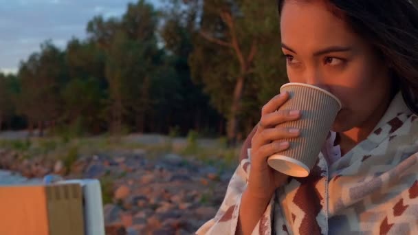 Retrato Mulher Asiática Bebendo Café Sorrindo Olhando Para Resultado Pintura — Vídeo de Stock