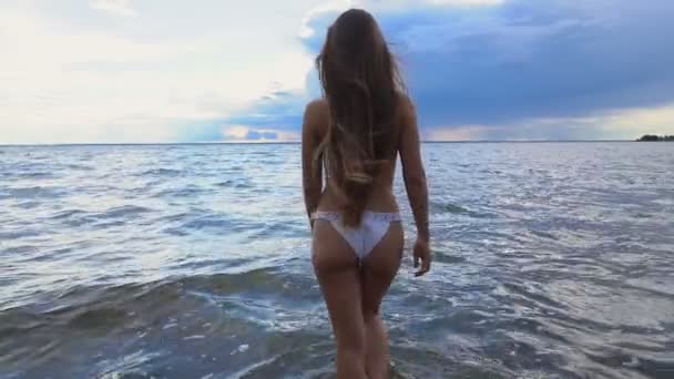 Utsikt Från Bak Ung Kvinna Klädd Vit Bikini Går Havet — Stockvideo