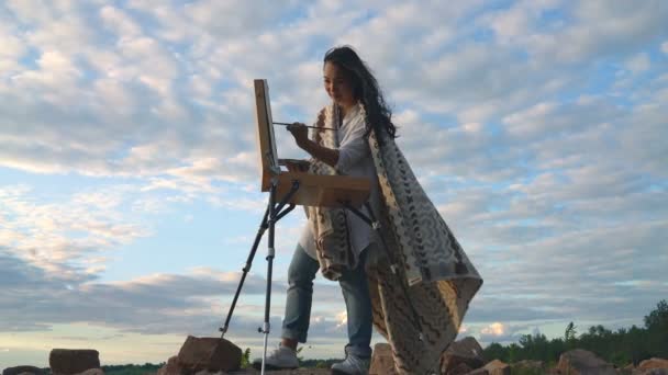 Jovem Mulher Asiática Pintura Livre Costa Marítima Vista Lado Tiro — Vídeo de Stock