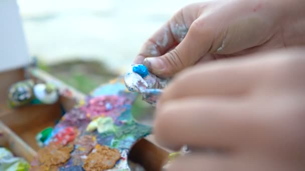 Primer Plano Imágenes Manos Femeninas Preparando Pinturas Óleo Para Trabajo — Vídeo de stock